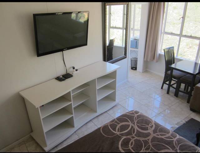0.5 BEDROOM APARTMENT TO LET IN VREDEHOEK